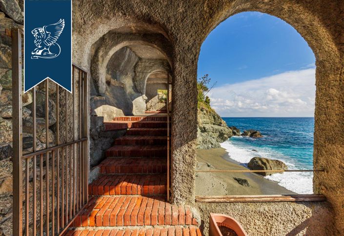 Image No.10-Villa de 8 chambres à vendre à Albisola Superiore