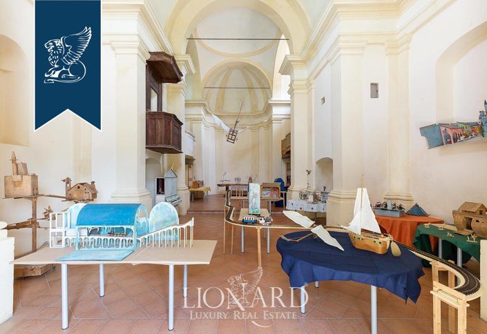 Image No.20-10 Bed Property for sale