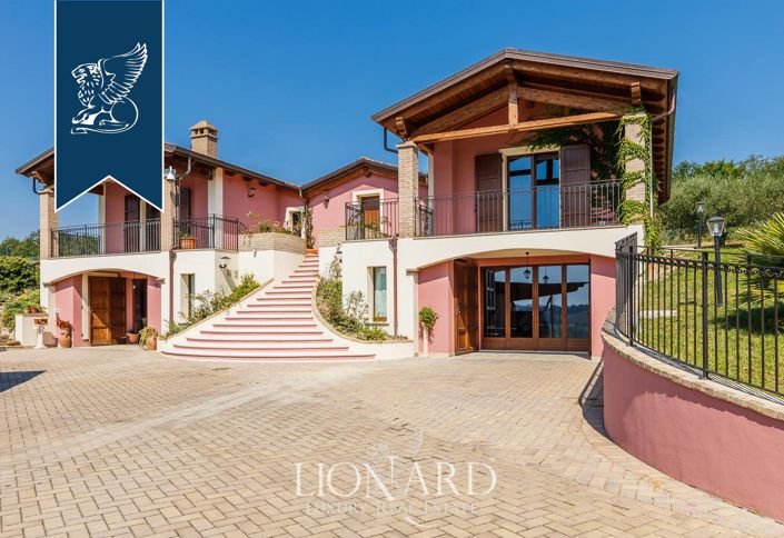 Image No.18-6 Bed Farmhouse for sale