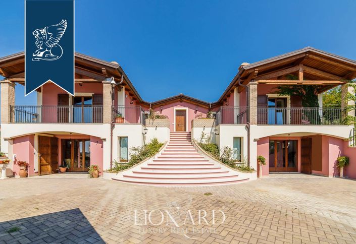 Image No.19-6 Bed Farmhouse for sale