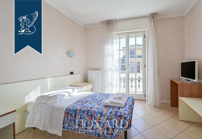 Image No.29-20 Bed Villa for sale