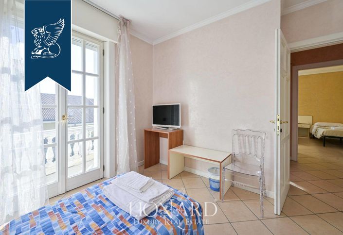 Image No.30-20 Bed Villa for sale