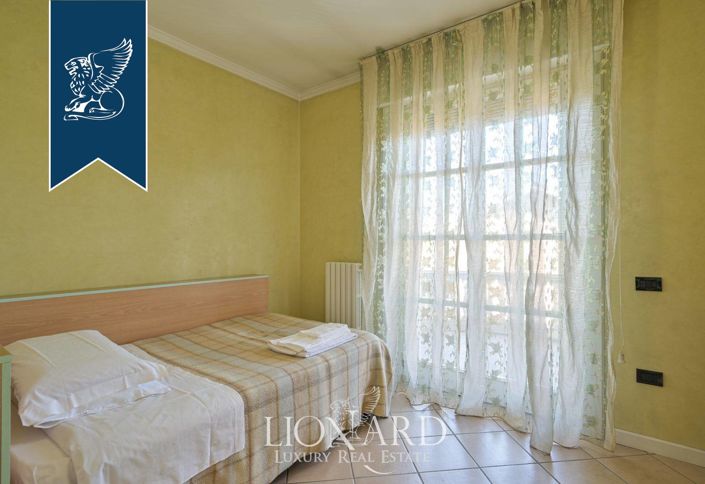 Image No.33-20 Bed Villa for sale