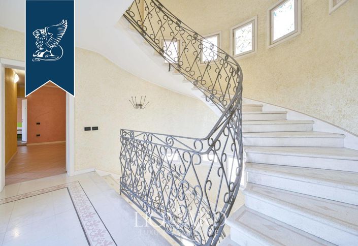 Image No.37-20 Bed Villa for sale