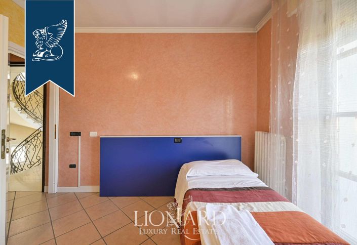 Image No.39-20 Bed Villa for sale