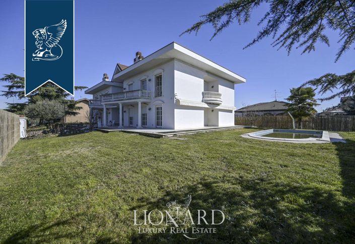 Image No.9-20 Bed Villa for sale