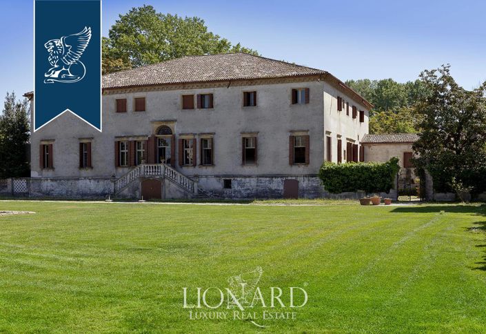 Image No.10-32 Bed Villa for sale