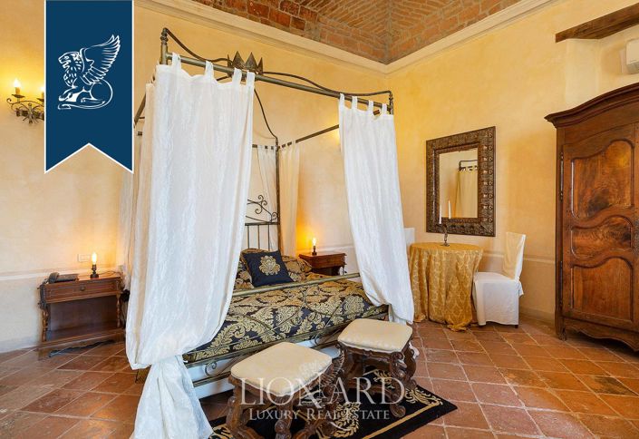 Image No.23-25 Bed Property for sale