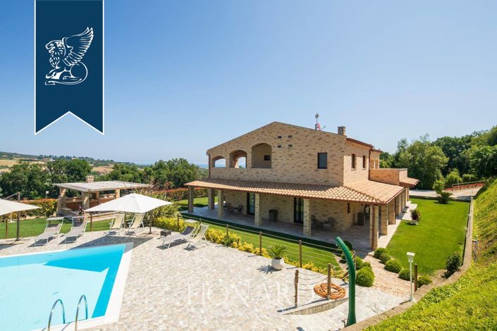 Image No.2-Ferme de 9 chambres à vendre à Cupra Marittima