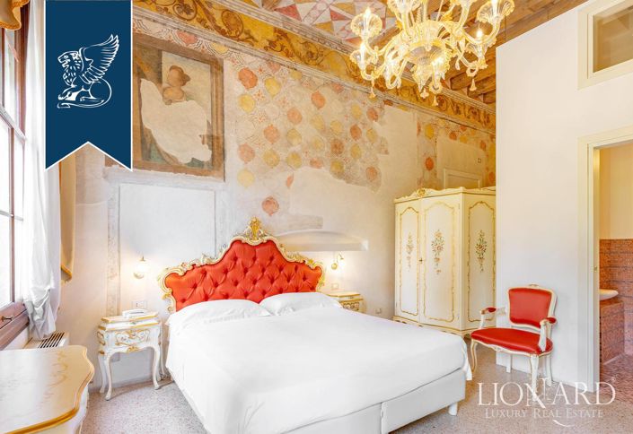 Image No.17-22 Bed Villa for sale