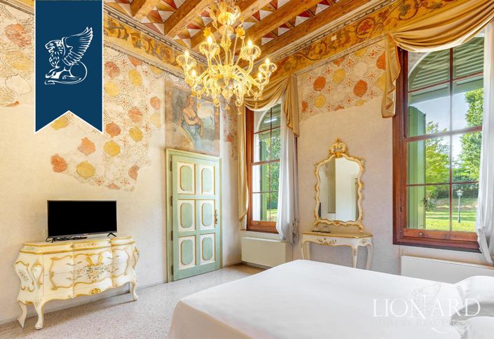 Image No.19-22 Bed Villa for sale