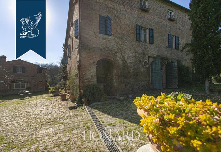 Image No.10-8 Bed Country House for sale