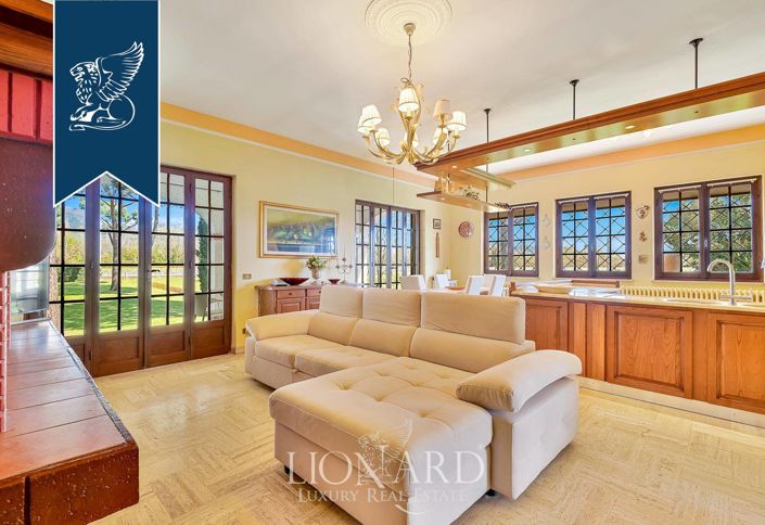 Image No.10-5 Bed Villa for sale