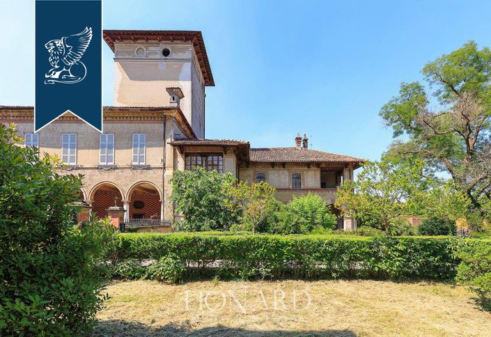 Image No.12-8 Bed Property for sale