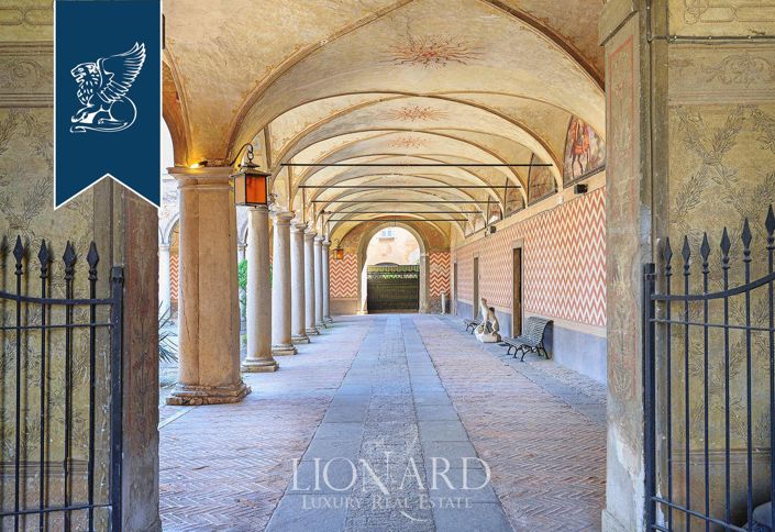 Image No.15-8 Bed Property for sale