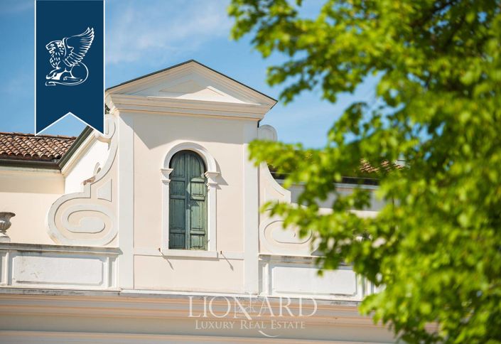 Image No.10-15 Bed Villa for sale