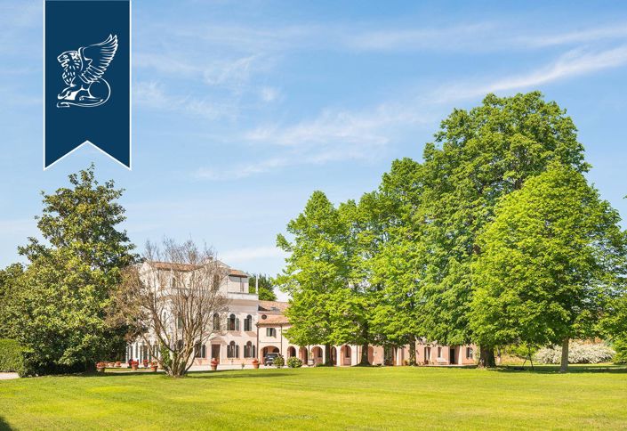 Image No.11-15 Bed Villa for sale