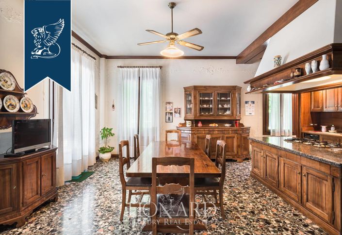 Image No.50-15 Bed Villa for sale