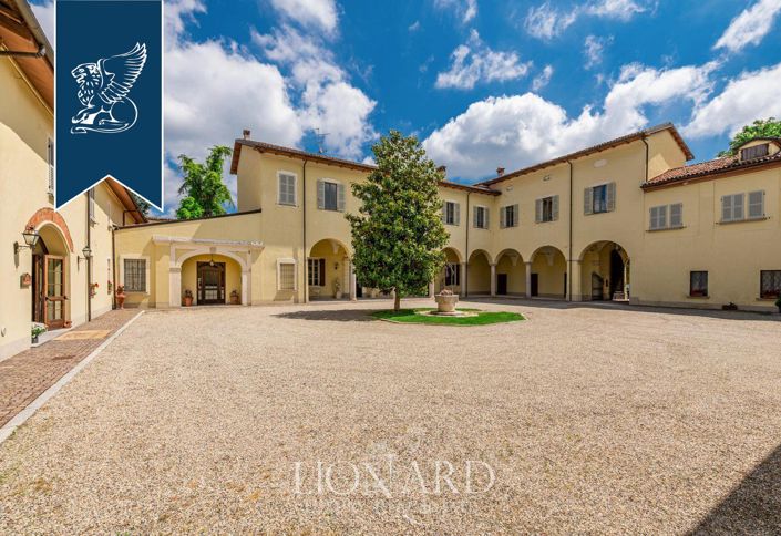 Image No.4-10 Bed Farmhouse for sale