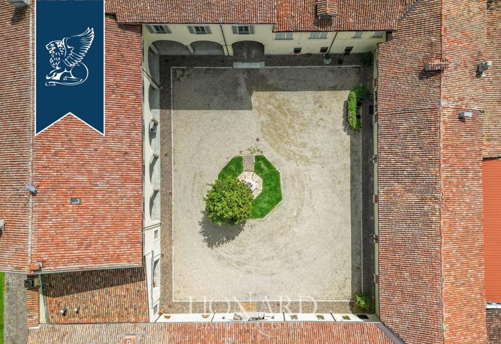 Image No.51-10 Bed Farmhouse for sale