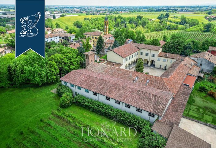 Image No.56-10 Bed Farmhouse for sale