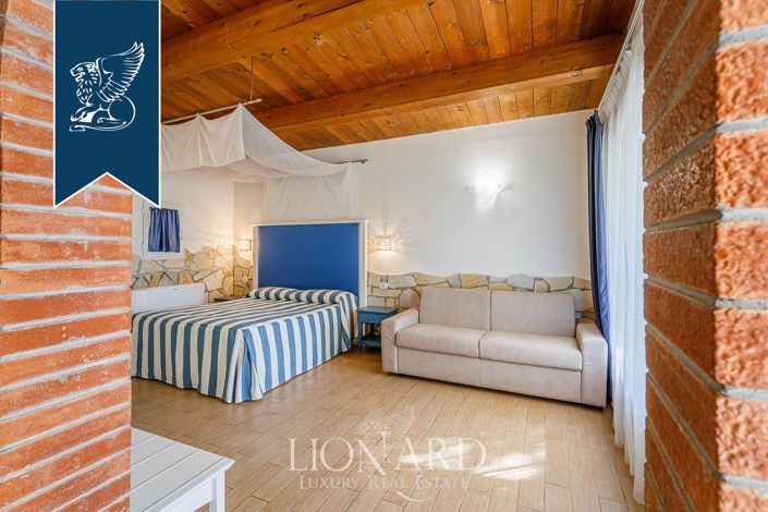 Image No.15-30 Bed Farmhouse for sale