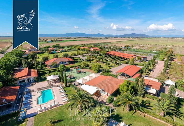 Image No.2-30 Bed Farmhouse for sale