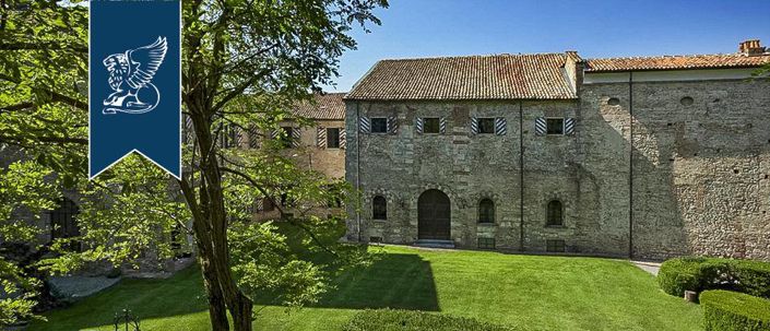 Image No.17-27 Bed Property for sale