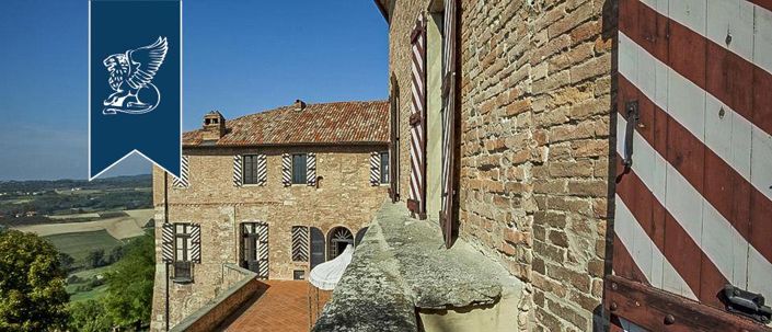 Image No.8-27 Bed Property for sale