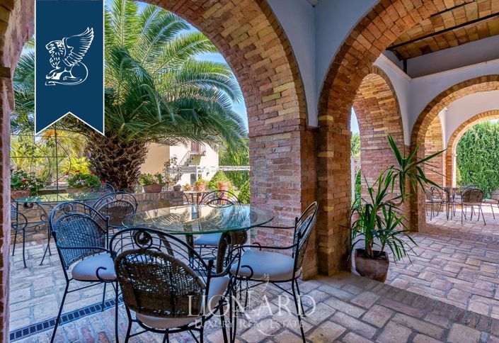 Image No.4-9 Bed Villa for sale