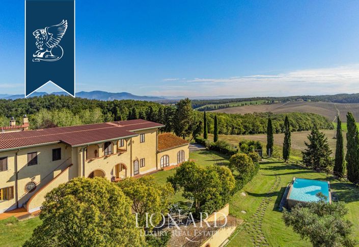 Image No.2-20 Bed Farmhouse for sale