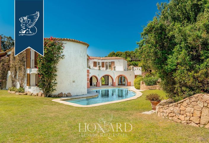 Image No.10-8 Bed Villa for sale