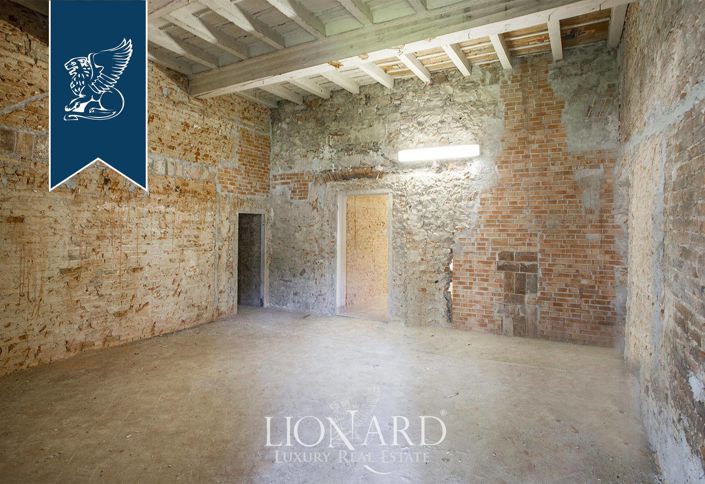 Image No.20-15 Bed Property for sale