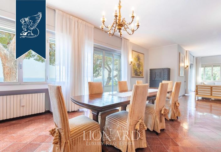 Image No.11-11 Bed Villa for sale