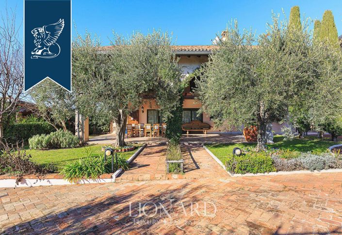 Image No.10-10 Bed Villa for sale