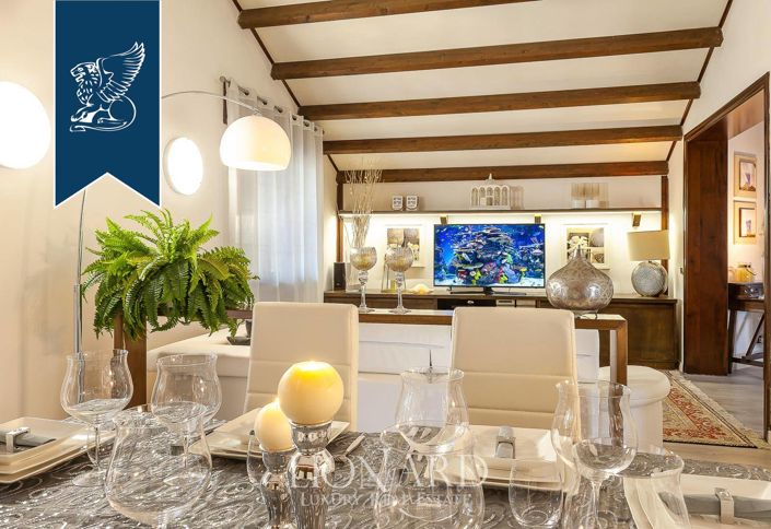 Image No.54-10 Bed Villa for sale