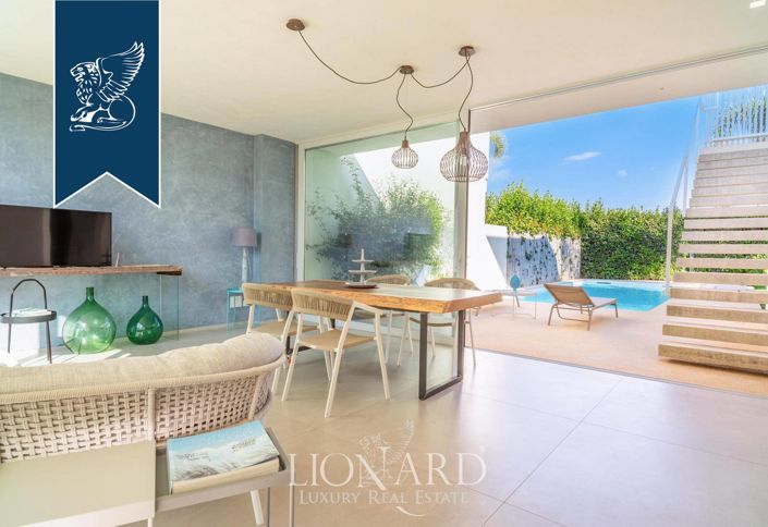 Image No.18-10 Bed Villa for sale