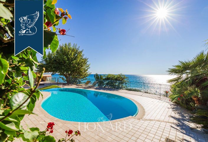 Image No.12-8 Bed Villa for sale