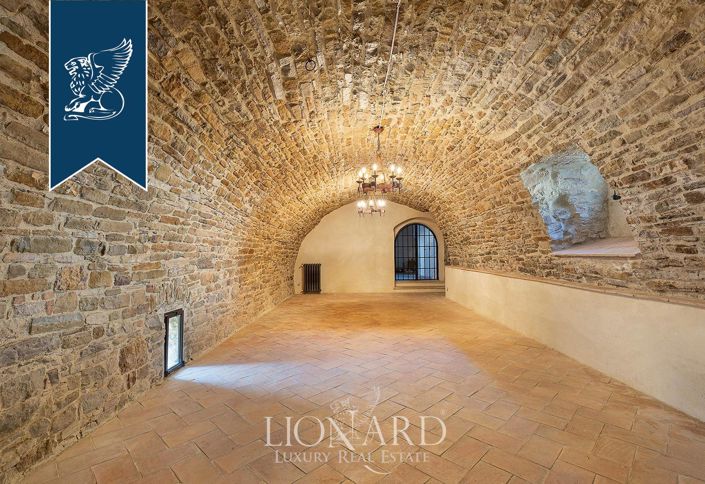 Image No.32-8 Bed Property for sale