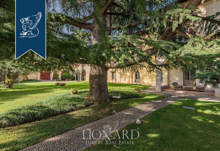 Image No.11-8 Bed Property for sale