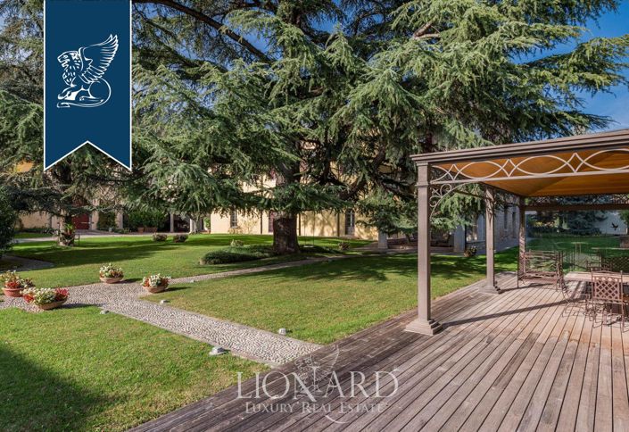 Image No.13-8 Bed Property for sale