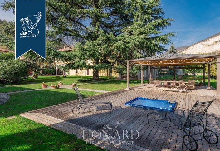 Image No.16-8 Bed Property for sale