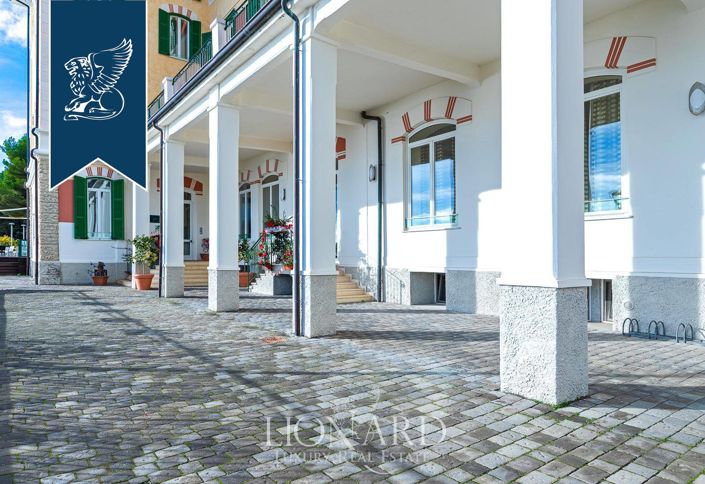 Image No.19-43 Bed Villa for sale