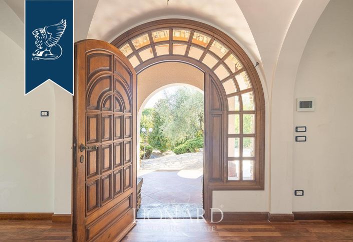 Image No.10-8 Bed Villa for sale