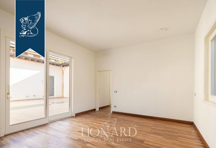 Image No.14-8 Bed Villa for sale