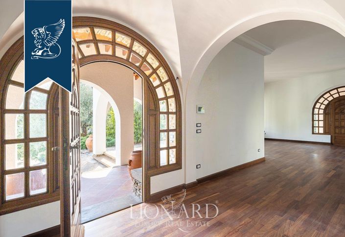 Image No.9-8 Bed Villa for sale