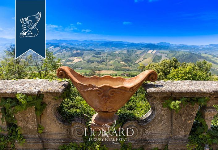 Image No.22-55 Bed Property for sale