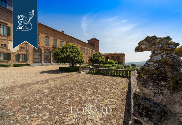 Image No.26-55 Bed Property for sale