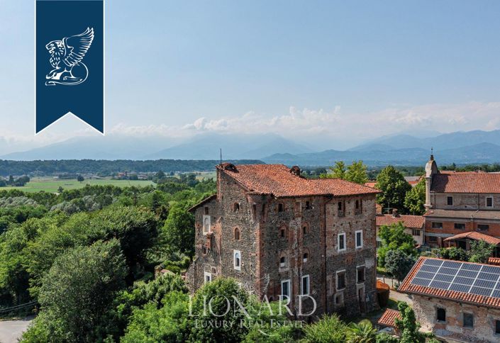 Image No.10-6 Bed Property for sale