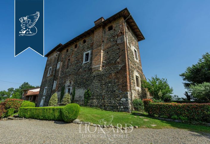 Image No.17-6 Bed Property for sale